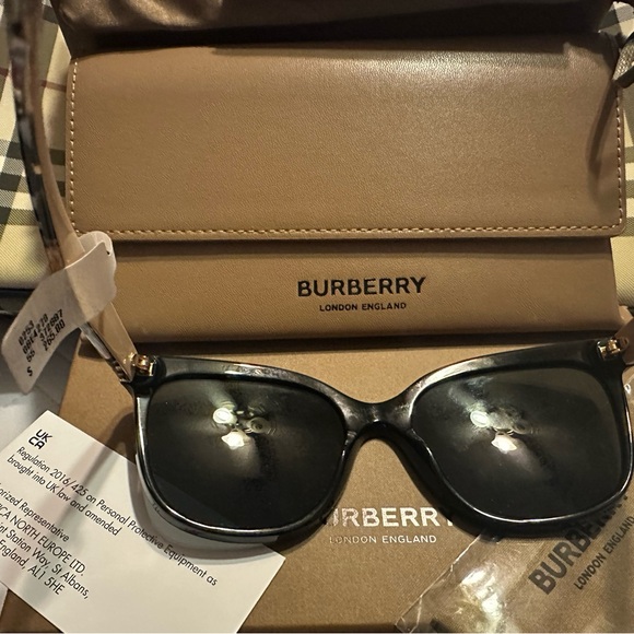 Authentic Burberry Sunglass - Picture 4 of 11